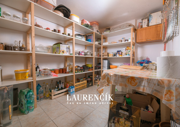 Na predaj veľkorysý 7-izbový rodinný dom v obci Podlužany