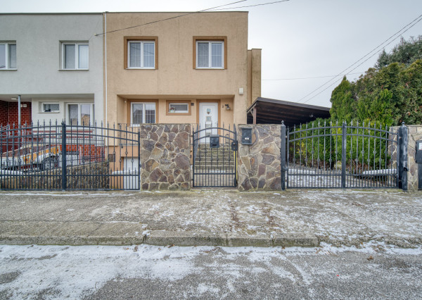 Na predaj dvojpodlažný 4-izbový dom v Malackách