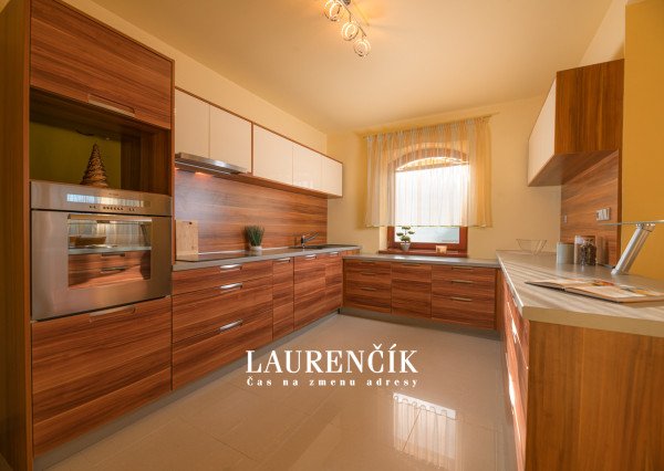 Na predaj veľkorysý 7-izbový rodinný dom v obci Podlužany