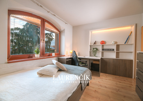 Na predaj veľkorysý 7-izbový rodinný dom v obci Podlužany