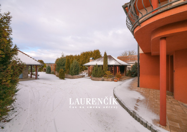 Na predaj veľkorysý 7-izbový rodinný dom v obci Podlužany