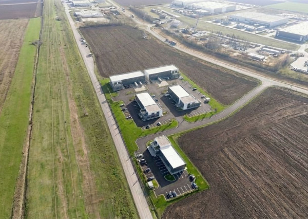 Na predaj administratívno-skladový objekt pri Trnave, v obci Zavar