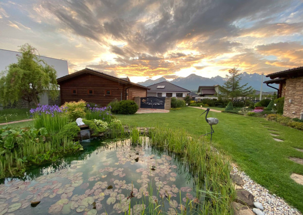 Na predaj dom snov–rodinné sídlo s jazierkom na kúpanie a panoramatickým výhľadom na Vysoké Tatry