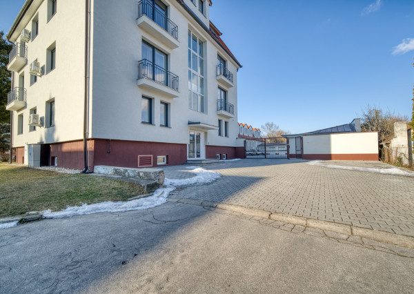 Na prenájom moderný 1-izbový byt s parkovacím miestom v Senici