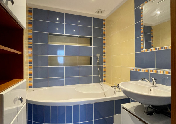 Kompletne zariadený 3-izbový byt s loggiou a garážovým státím v cene