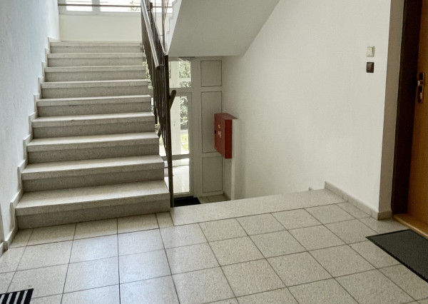 Kompletne zariadený 3-izbový byt s loggiou a garážovým státím v cene