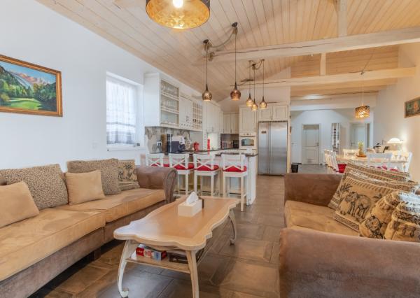 Na predaj exkluzívny rodinný dom s dvoj-garážou v podtatranskej obci Veľký Slavkov