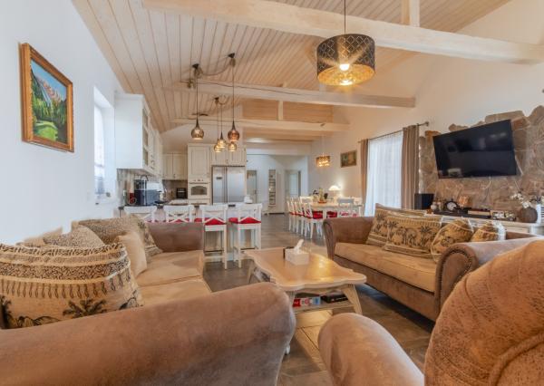 Na predaj exkluzívny rodinný dom s dvoj-garážou v podtatranskej obci Veľký Slavkov