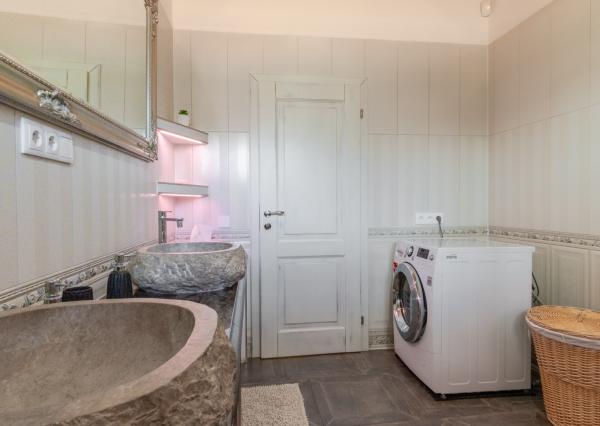 Na predaj exkluzívny rodinný dom s dvoj-garážou v podtatranskej obci Veľký Slavkov