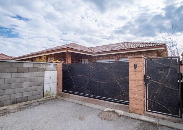 Na predaj exkluzívny rodinný dom s dvoj-garážou v podtatranskej obci Veľký Slavkov