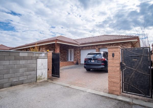 Na predaj exkluzívny rodinný dom s dvoj-garážou v podtatranskej obci Veľký Slavkov