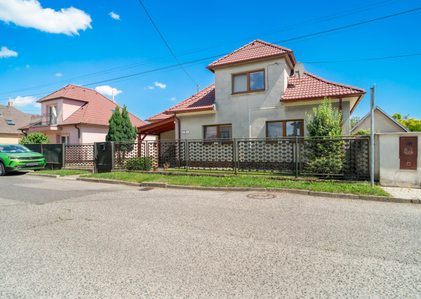 Na predaj rodinný dom s potenciálom v srdci Rovinky