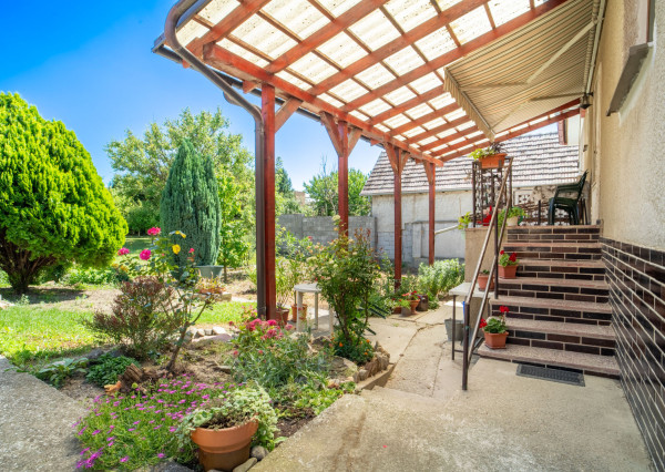 Na predaj rodinný dom s potenciálom v srdci Rovinky