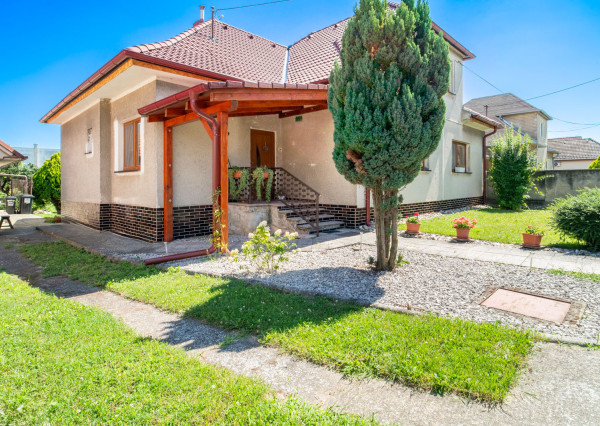 Na predaj rodinný dom s potenciálom v srdci Rovinky