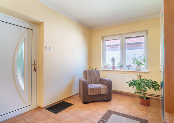 Na predaj rodinný dom s potenciálom v srdci Rovinky