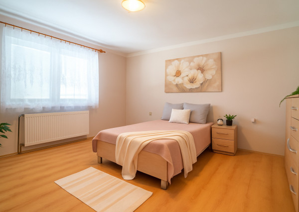 Na predaj rodinný dom s potenciálom v srdci Rovinky