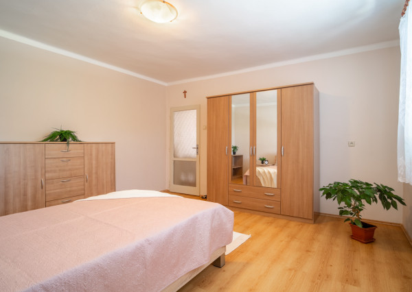 Na predaj rodinný dom s potenciálom v srdci Rovinky