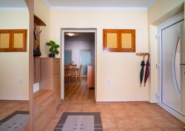 Na predaj rodinný dom s potenciálom v srdci Rovinky