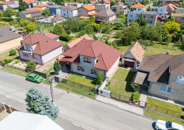 Na predaj rodinný dom s potenciálom v srdci Rovinky