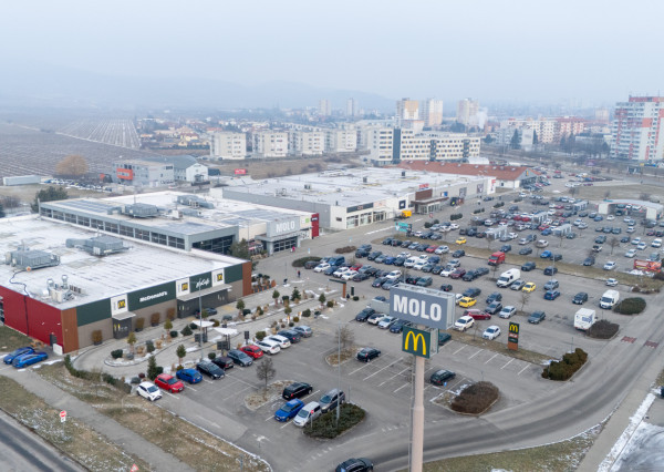 Na odstúpenie kaviareň s detským ihriskom v OC MOLO v Pezinku