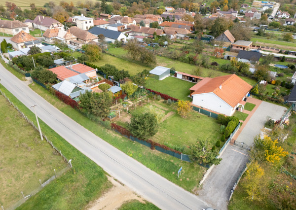 Na predaj stavebný pozemok - Pravotice 760m2