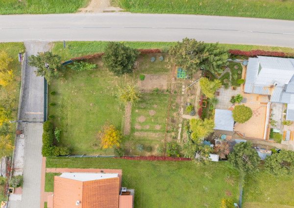 Na predaj stavebný pozemok - Pravotice 760m2