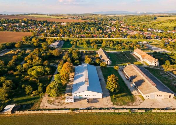 Na predaj investičný areál v obci Trávnica