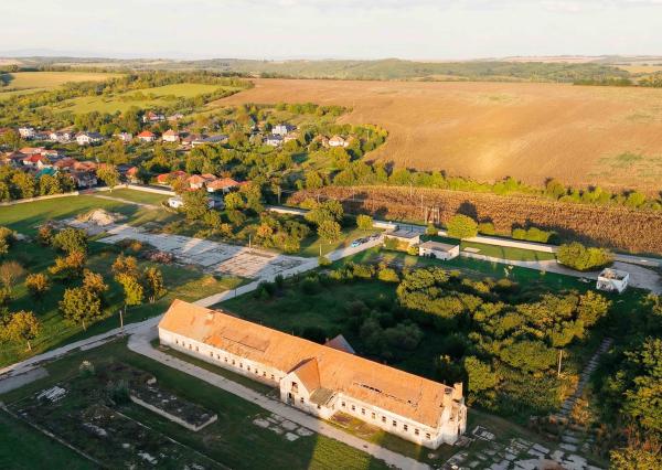 Na predaj investičný areál v obci Trávnica