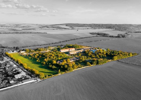 Na predaj investičný areál v obci Trávnica