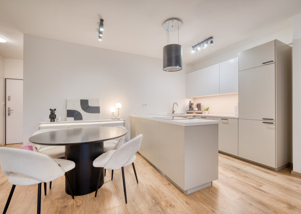 Na predaj zariadený 2-izbový byt s balkónom v Rovinke