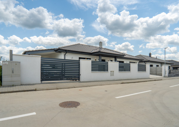 Na predaj novostavba s garážou a dvoma kúpeľňami v Senci