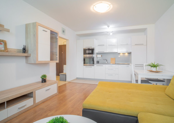 Na prenájom moderný 2-izbový byt s parkovacím miestom v centre Malaciek