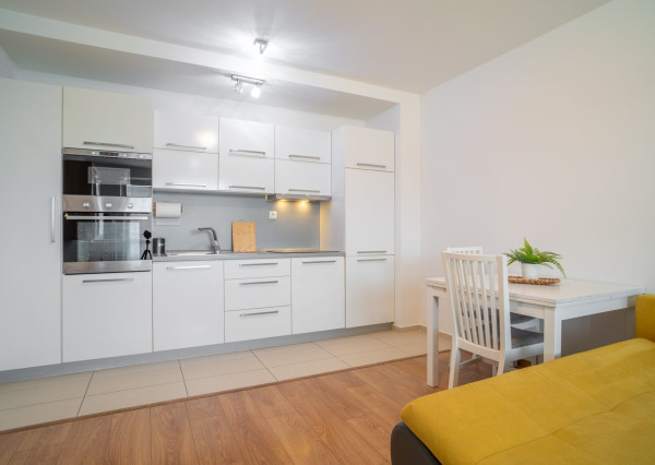 Na prenájom moderný 2-izbový byt s parkovacím miestom v centre Malaciek