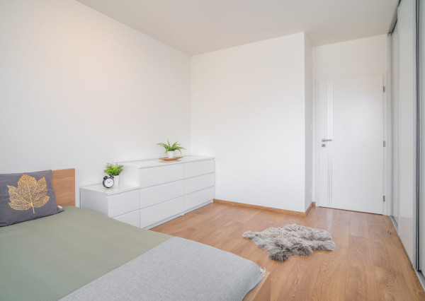 Na prenájom moderný 2-izbový byt s parkovacím miestom v centre Malaciek