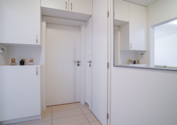 Na prenájom moderný 2-izbový byt s parkovacím miestom v centre Malaciek