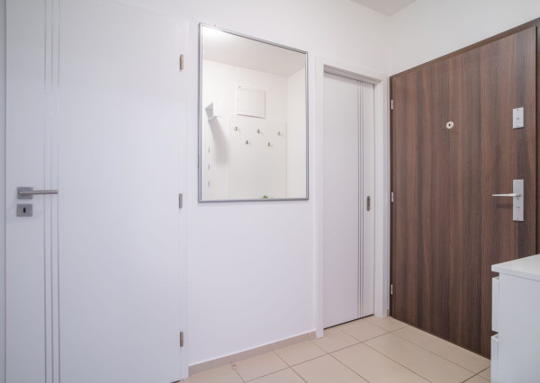 Na prenájom moderný 2-izbový byt s parkovacím miestom v centre Malaciek