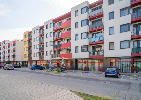 Na prenájom moderný 2-izbový byt s parkovacím miestom v centre Malaciek