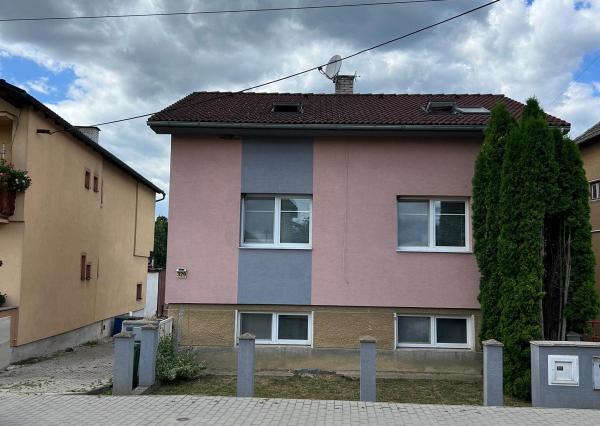 REZERVOVANÉ: Na predaj poschodový 5-izbový rodinný dom v obci Beluša