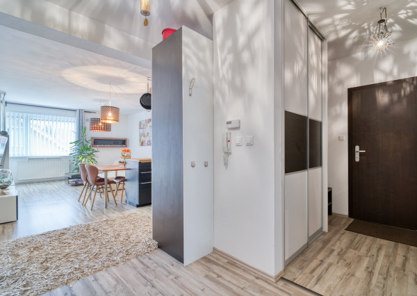 Na predaj veľkorysý 3-izbový byt s parkovacím státím v Rovinke