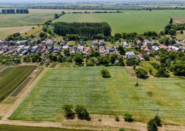 REZERVOVANÉ: Na predaj rozmerný pozemok vhodný na výstavbu v obci Moravany časť Lučkovce