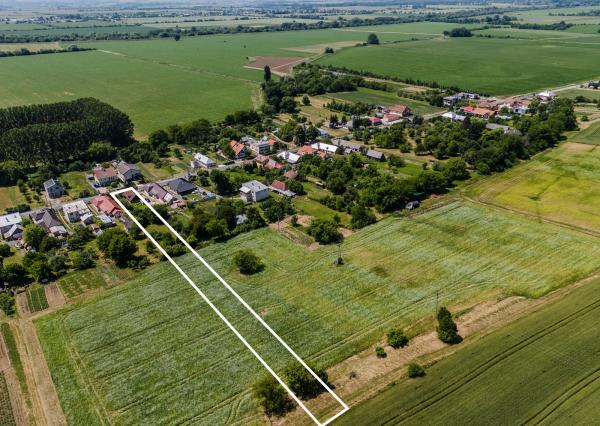 REZERVOVANÉ: Na predaj rozmerný pozemok vhodný na výstavbu v obci Moravany časť Lučkovce