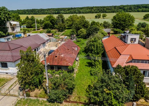 REZERVOVANÉ: Na predaj rozmerný pozemok vhodný na výstavbu v obci Moravany časť Lučkovce