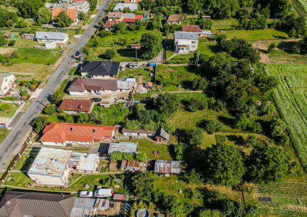 REZERVOVANÉ: Na predaj rozmerný pozemok vhodný na výstavbu v obci Moravany časť Lučkovce