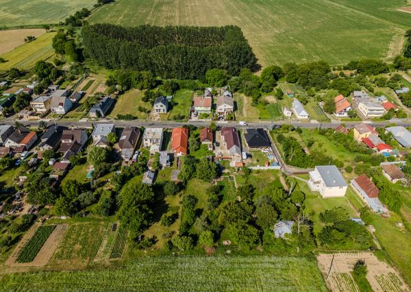 REZERVOVANÉ: Na predaj rozmerný pozemok vhodný na výstavbu v obci Moravany časť Lučkovce