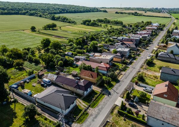 REZERVOVANÉ: Na predaj rozmerný pozemok vhodný na výstavbu v obci Moravany časť Lučkovce
