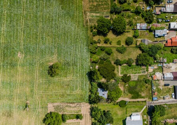 REZERVOVANÉ: Na predaj rozmerný pozemok vhodný na výstavbu v obci Moravany časť Lučkovce