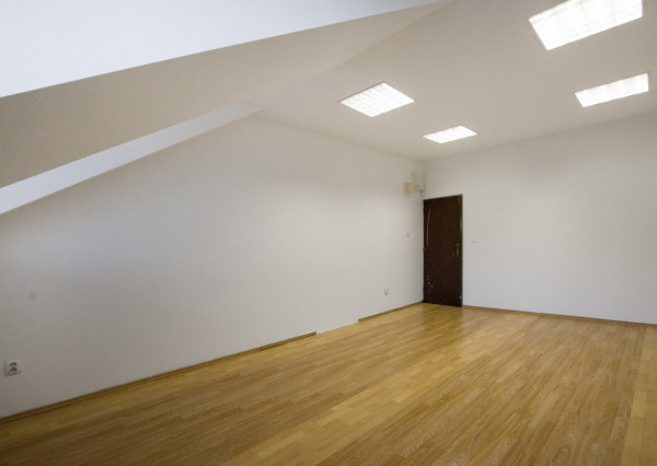 Na prenájom samostatná kancelária v centre Šamorína