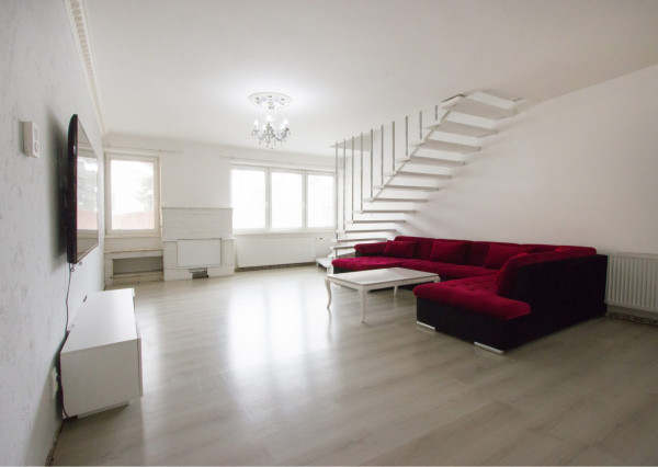 Na predaj dvojdom s rozľahlým pozemkom v centre obce Zlaté Klasy