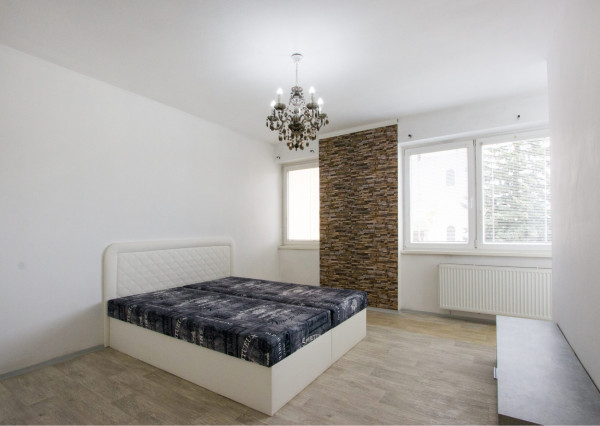 Na predaj dvojdom s rozľahlým pozemkom v centre obce Zlaté Klasy