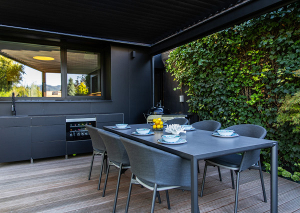 Na predaj vila s okrasnou záhradou a bazénom v Pezinku